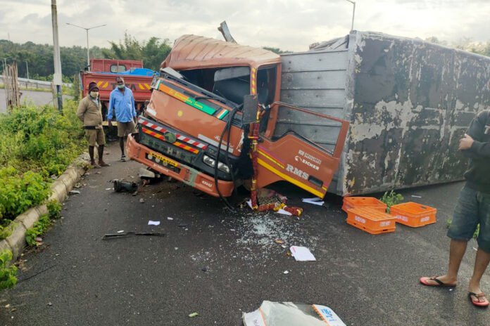 Collision between 8 vehicles in Belgaum, Karnataka
