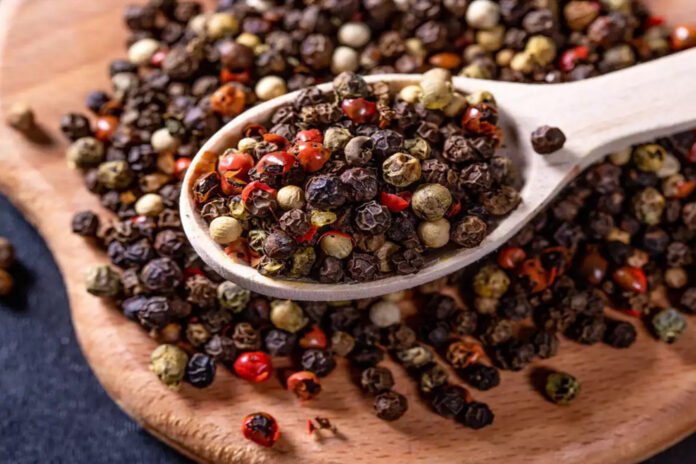 Difference between black and white pepper, know its usefulness
