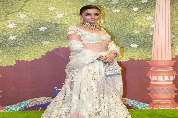 Alia Bhatt became makeup artist
