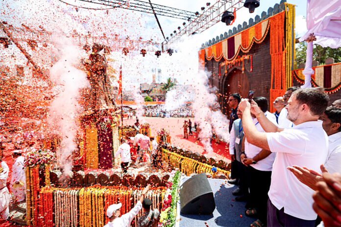 Rahul unveiled the statue of Shivaji
