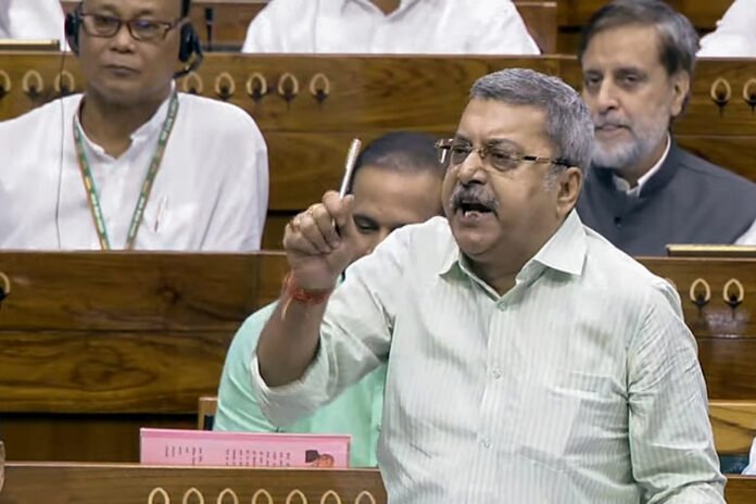 TMC MP Kalyan Banerjee broke a bottle in JPC meeting
