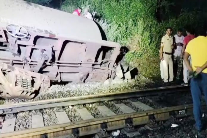 Three coaches of goods train derail near Ratlam railway station
