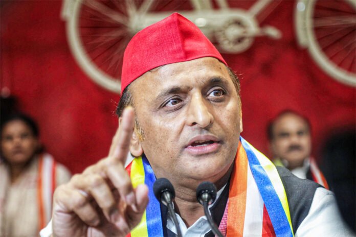 Akhilesh cornered the government regarding the appointment of DGP
