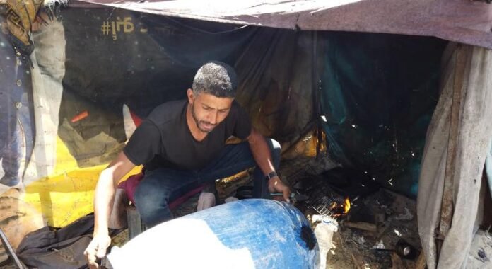 Handle due to starvation, Gaza family, prayer for freedom or death from this disturbance


